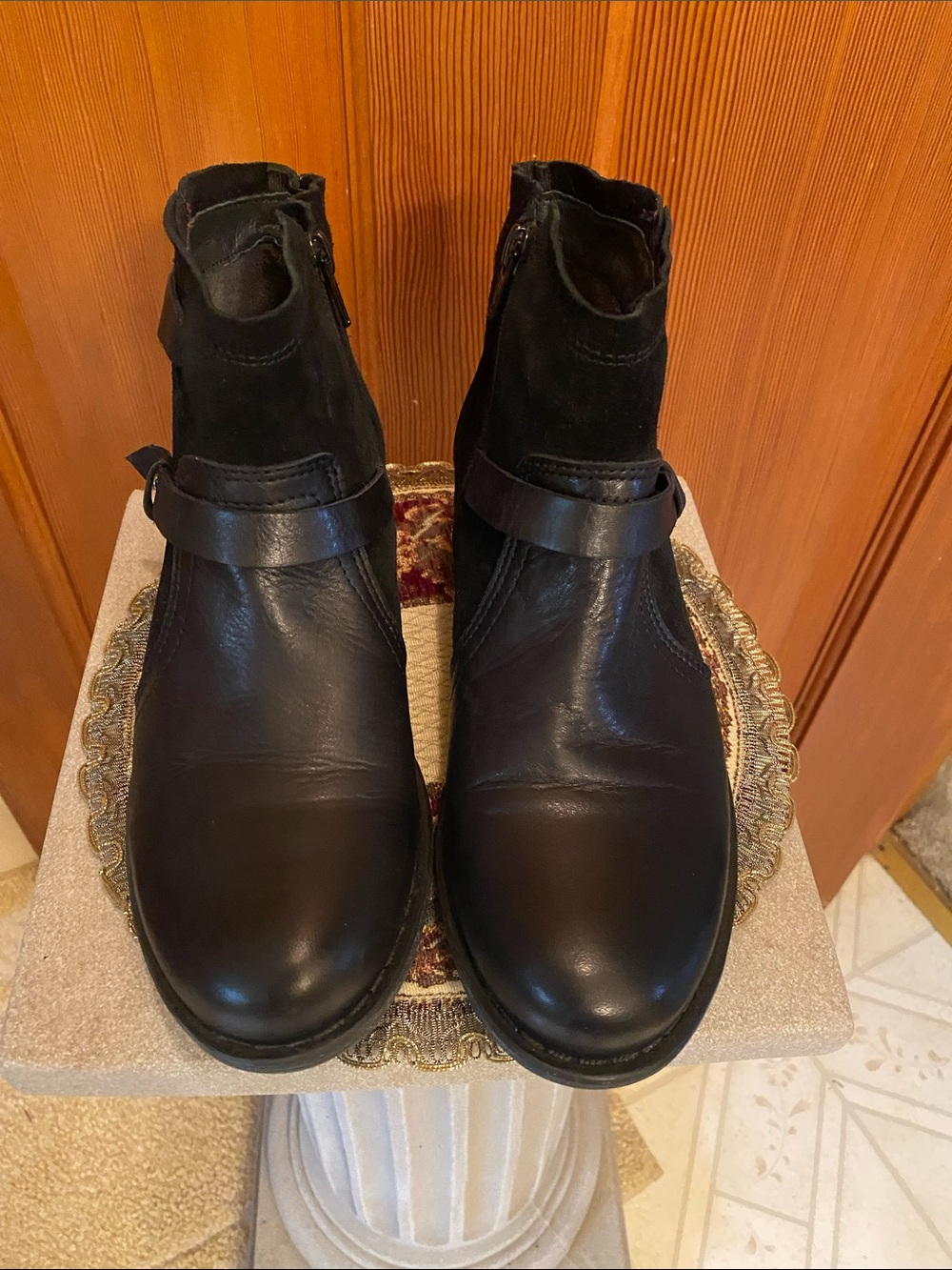 EUC Miz Mooz black leather ankle boots